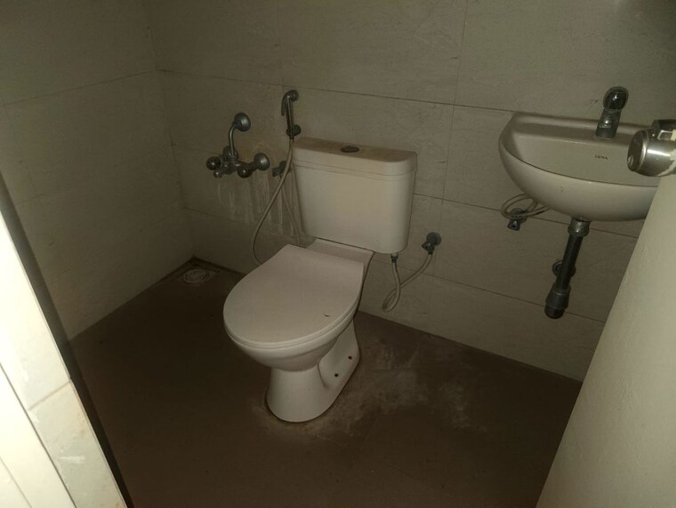 Bathroom, corporate road 2 Bedroom 1100 Sq.Ft. Apartment In Corporate Road Ahmedabad 10277196