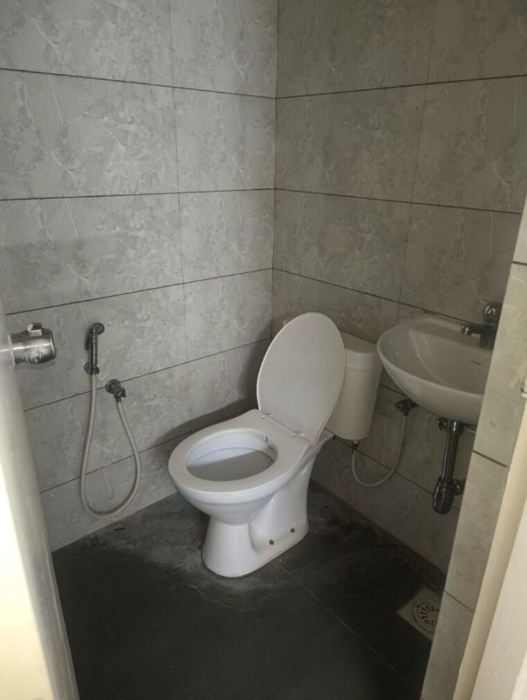 Bathroom, corporate road 2 Bedroom 1100 Sq.Ft. Apartment In Corporate Road Ahmedabad 10277196