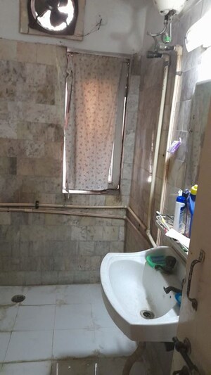 Bathroom in 6 BHK Apartment at Dlf Phase ii – for Rent