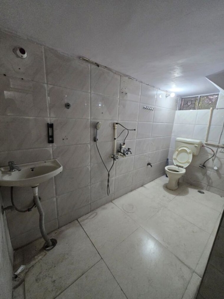 Bathroom, east of kailash 1 Bedroom 550 Sq.Ft. Builder Floor In East Of Kailash Delhi 10277245