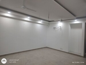Room in 5 BHK Apartment at Ansal Sushant Apartments, Sushant Lok I – for Rent