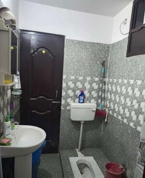 Bathroom in 2 BHK Apartment at Hazratganj – for Rent