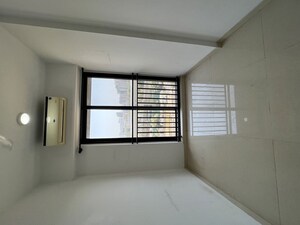 Room in 2.5 BHK Apartment at Kalpataru Primus Residence, Santacruz East – for Rent