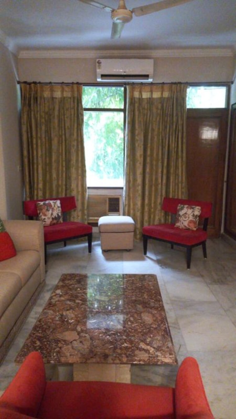 Living Room, sector 52 5 Bedroom 502 Sq.Yd. Apartment In Sector 52 Gurgaon 10277282