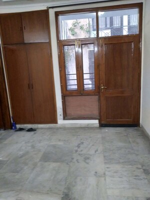 Room in 3 BHK Builder Floor at Defence Colony – for Rent