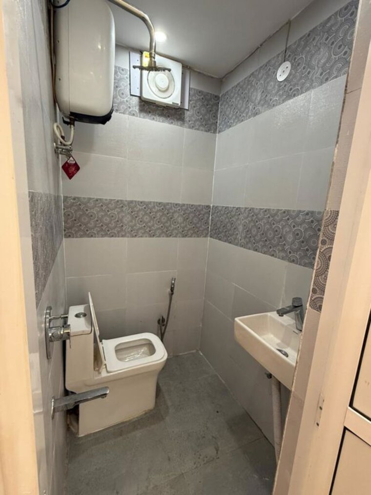 Bathroom, east of kailash 1 Bedroom 850 Sq.Ft. Builder Floor In East Of Kailash Delhi 10277309
