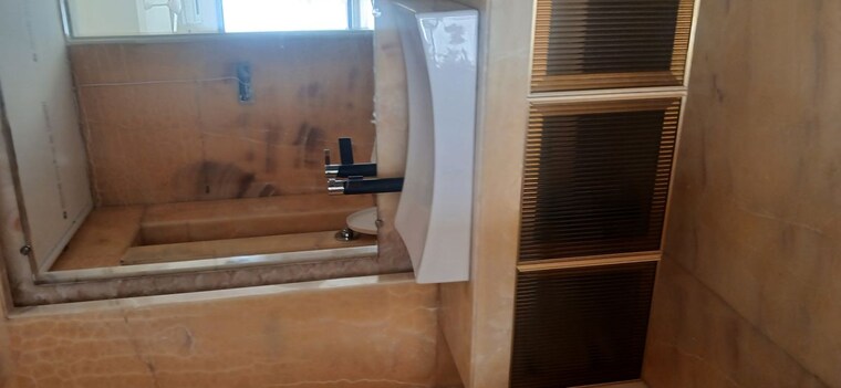 Bathroom, hiranandani-adalia-a 3.5 Bedroom 2150 Sq.Ft. Apartment In Powai Mumbai 10277324