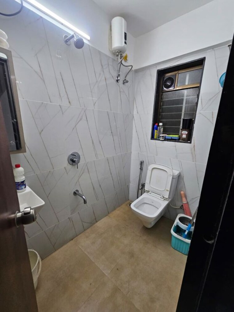 Bathroom, chembur colony 2 Bedroom 650 Sq.Ft. Apartment In Chembur Colony Mumbai 10277347