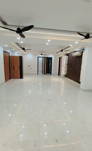 Team Area in 4 BHK Builder Floor at Ultima 107, Sector 104 – for Sale