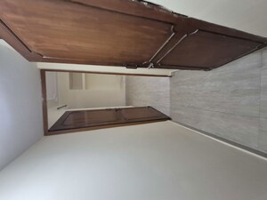 Furnished Amenities in 2.5 BHK Apartment at Mayur Vihar – for Rent