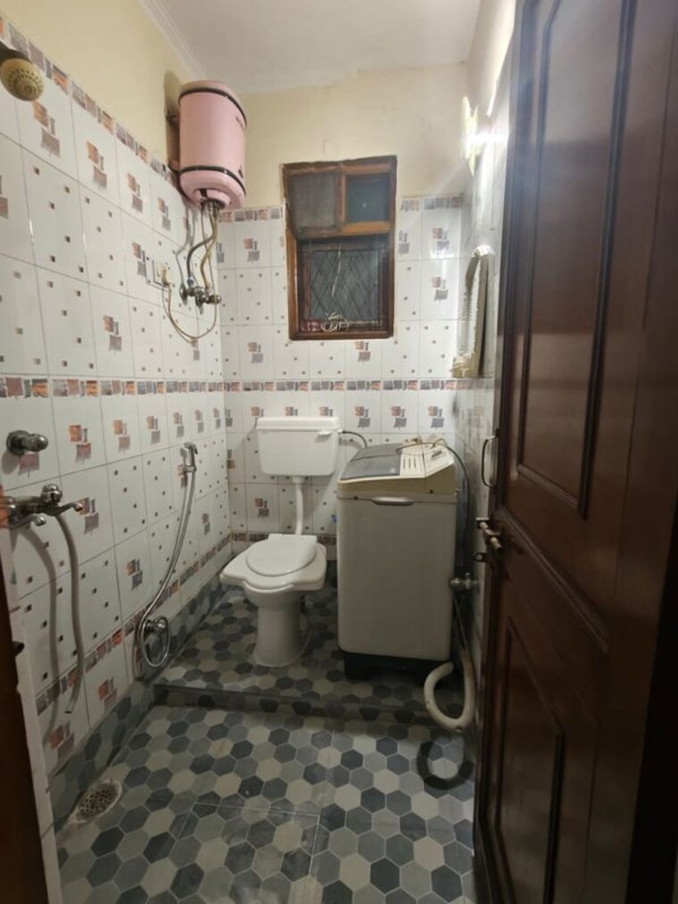 Bathroom, east of kailash 2 Bedroom 133 Sq.Yd. Builder Floor In East Of Kailash Delhi 10277384