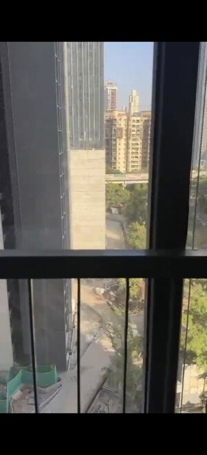 Room in 2 BHK Apartment at Kalpataru Elitus, Mulund West – for Rent