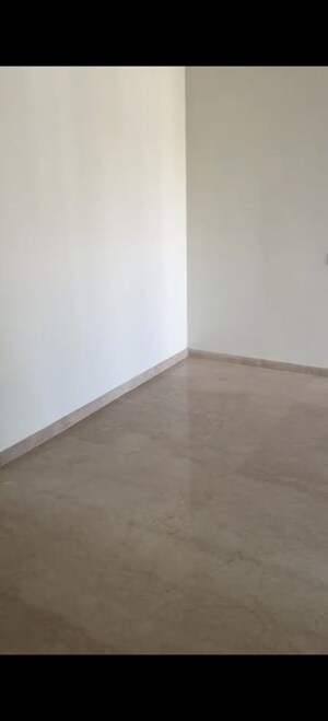 Room in 2 BHK Apartment at Kalpataru Elitus, Mulund West – for Rent