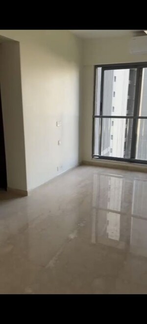 Room in 2 BHK Apartment at Kalpataru Elitus, Mulund West – for Rent