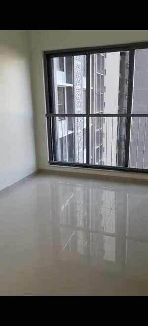 Room in 2 BHK Apartment at Kalpataru Elitus, Mulund West – for Rent