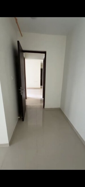 Room in 2 BHK Apartment at Kalpataru Elitus, Mulund West – for Rent
