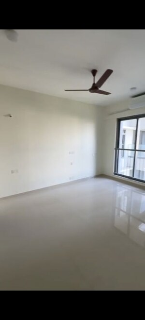 Room in 2 BHK Apartment at Kalpataru Elitus, Mulund West – for Rent