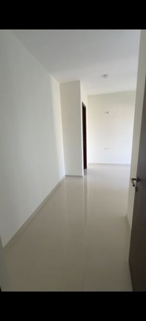 Furnished Amenities in 2 BHK Apartment at Kalpataru Elitus, Mulund West – for Rent