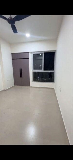 Room in 2 BHK Apartment at Piramal Vaikunth, Balkum Pada – for Rent
