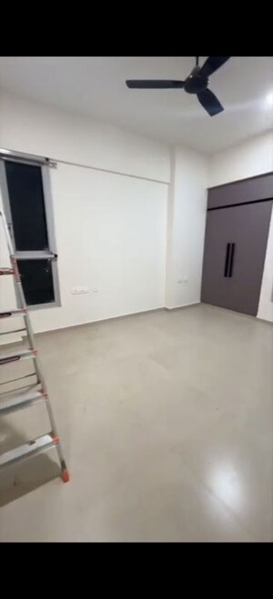 Room in 2 BHK Apartment at Piramal Vaikunth, Balkum Pada – for Rent