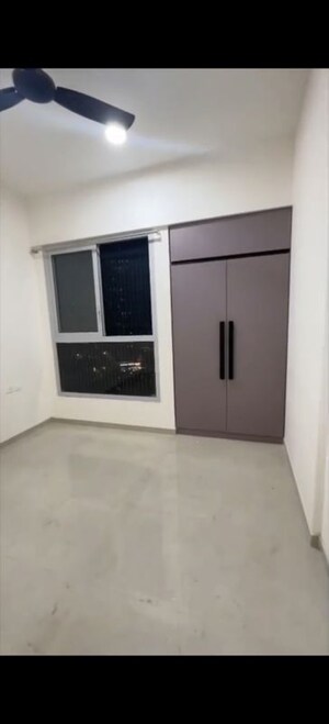 Room in 2 BHK Apartment at Piramal Vaikunth, Balkum Pada – for Rent