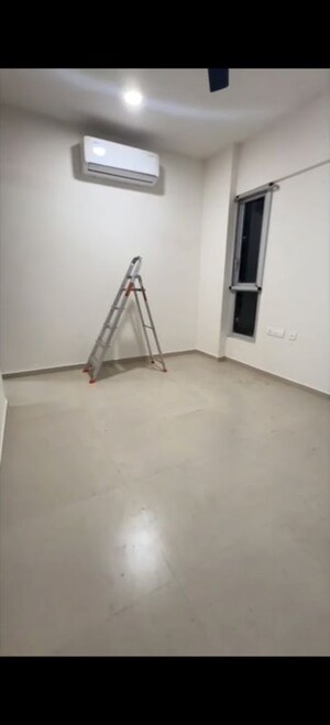 Room in 2 BHK Apartment at Piramal Vaikunth, Balkum Pada – for Rent