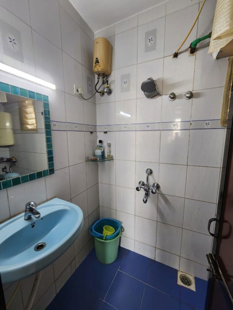 Bathroom, chembur colony Pg For Boys & Girls In Chembur Colony 10277491