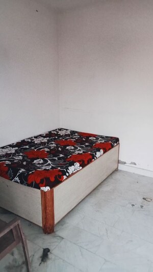 Bedroom in 3 BHK Builder Floor at Sector 14 – for Rent