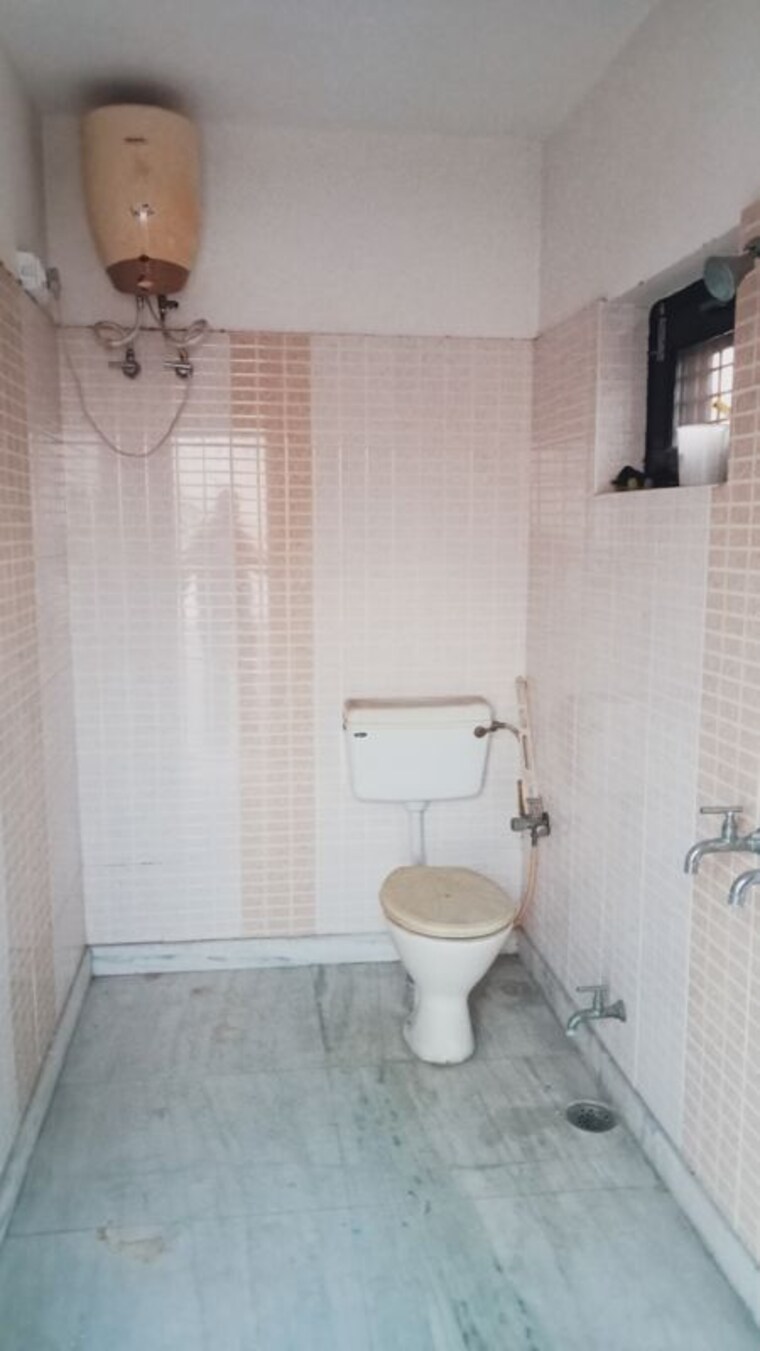 Bathroom, sector 14 3 Bedroom 300 Sq.Yd. Builder Floor In Sector 14 Hisar 10277555