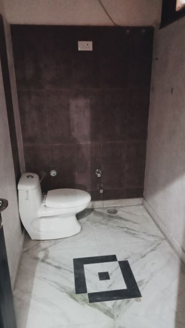 Bathroom, sector 14 3 Bedroom 300 Sq.Yd. Builder Floor In Sector 14 Hisar 10277555