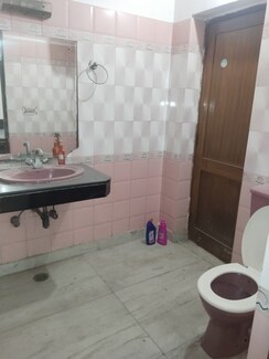 1 BHK + Pooja Room Builder Floor For Rent in RWA Apartments Sector 39