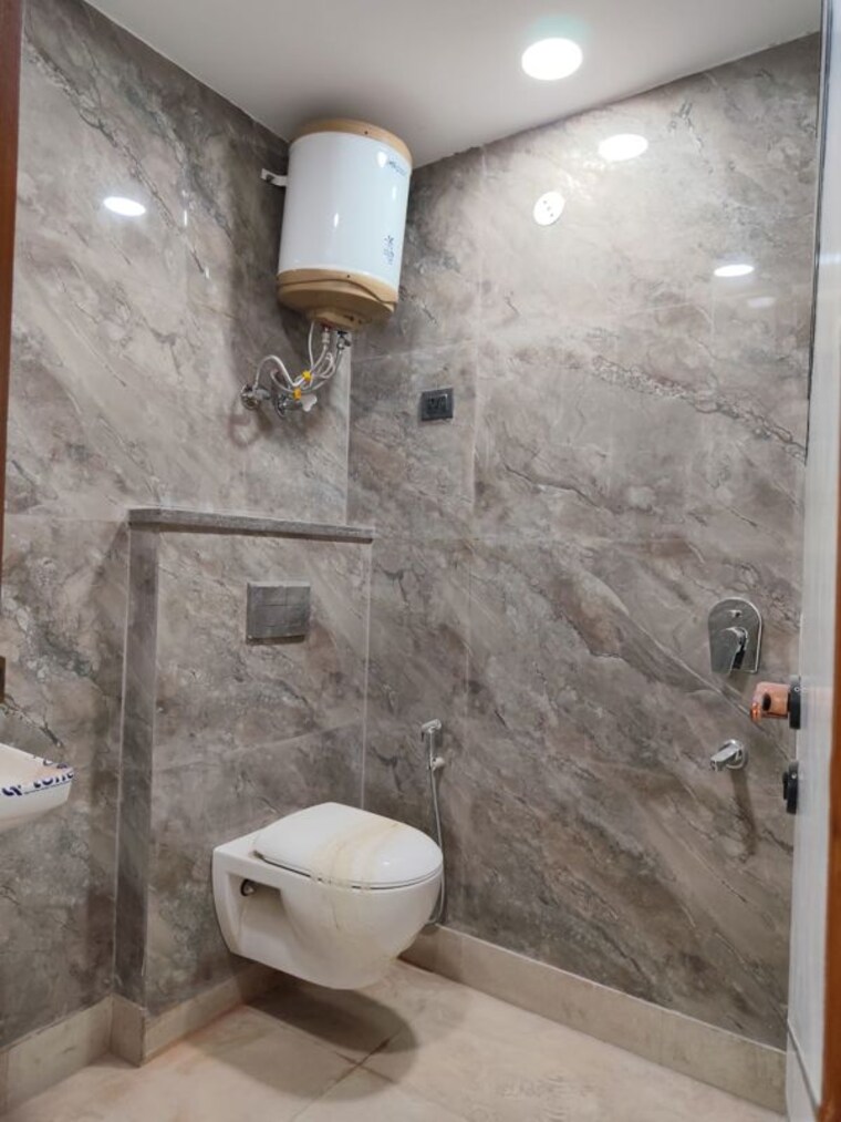 Bathroom, govindpuri 3 Bedroom 905 Sq.Ft. Builder Floor In Govindpuri Delhi 10277673