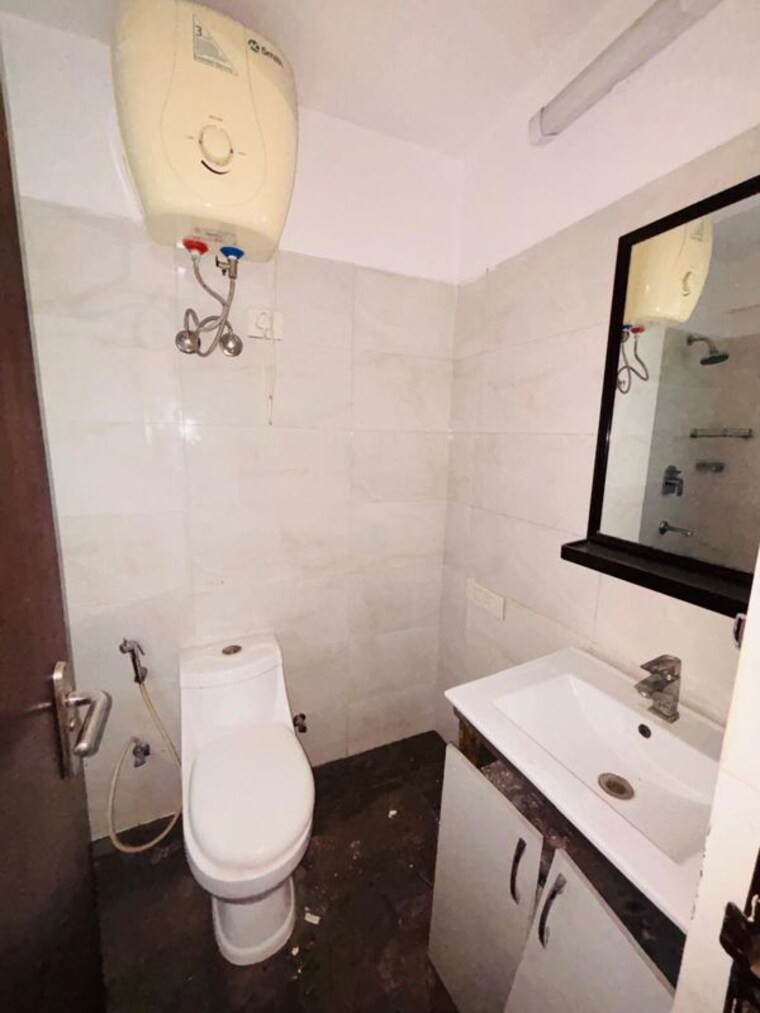 Bathroom, tulip-violet 3 Bedroom 1578 Sq.Ft. Apartment In Sector 69 Gurgaon 10277694