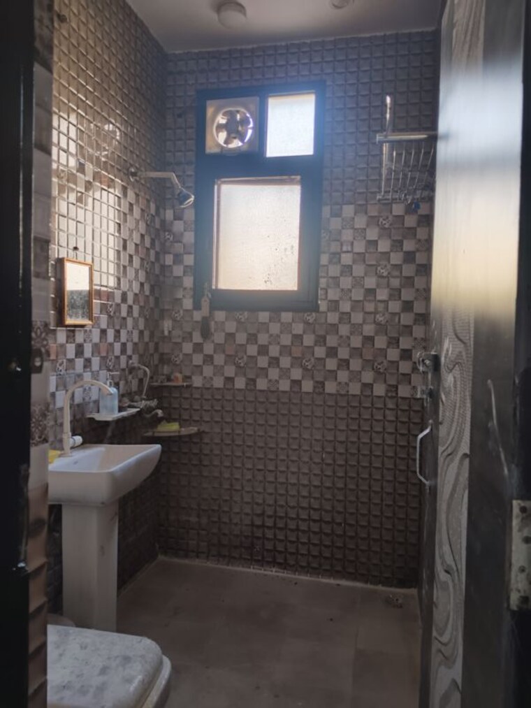 Bathroom, ashoka-enclave-3 3 Bedroom 1400 Sq.Ft. Builder Floor In Sector 35 Faridabad 10277809