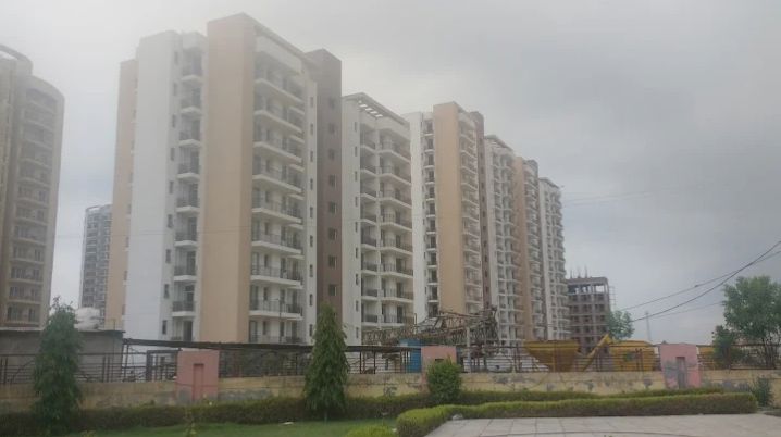 2.5 BHK + Study Room Apartment For Sale in Imperia Esfera