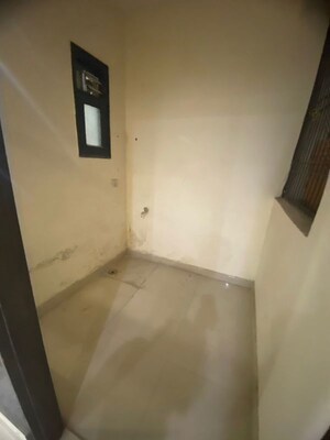 Room in 3 BHK Builder Floor at Mayur Vihar 1 – for Rent