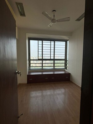 Room in 2.5 BHK Apartment at Oberoi Realty Woods, Goregaon East – for Rent