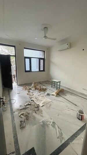 Room in 3 BHK Builder Floor at Sushant Lok I – for Rent