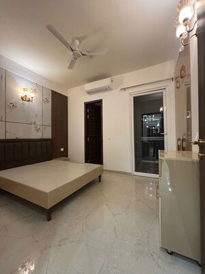 Room in 2 BHK Apartment at Smart World Orchard, Sector 61 – for Rent