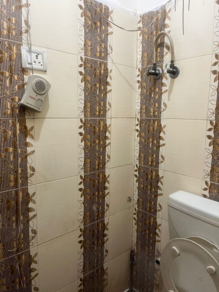 Bathroom, dwarka mor 1 RK 400 Sq.Ft. Builder Floor In Dwarka Mor Delhi 10278383