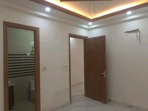 Room in 3 BHK Builder Floor at Green Fields Colony – for Rent