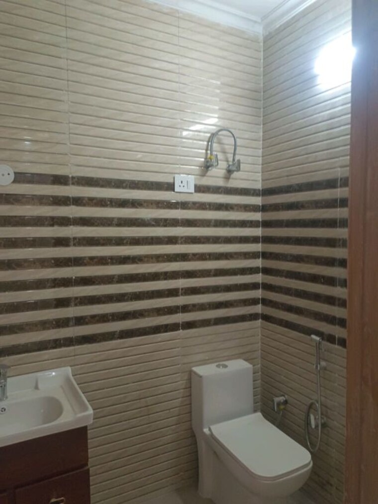 Bathroom, green fields colony 3 Bedroom 1652 Sq.Ft. Builder Floor In Green Fields Colony Faridabad 10278443