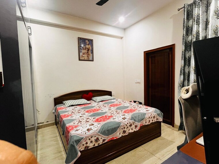 Bedroom, sector 22 6+ Bedroom 112 Sq.Mt. Independent House In Sector 22 Noida 10002244