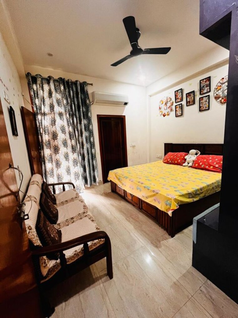 Bedroom, sector 22 6+ Bedroom 112 Sq.Mt. Independent House In Sector 22 Noida 10002244