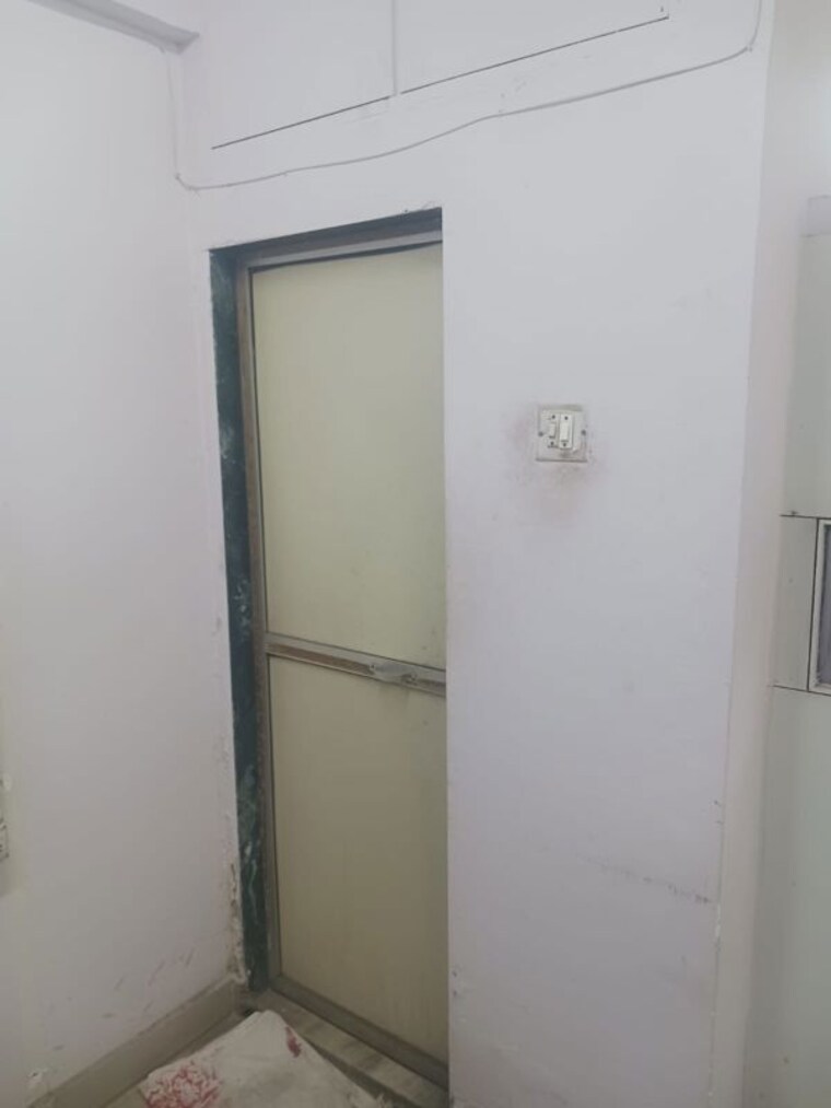 Room, mulund east Commercial Office Space 350 Sq.Ft. In Mulund East Mumbai 10278541