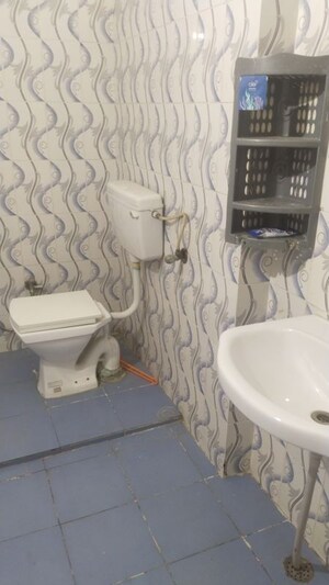 Bathroom in 1.5 BHK Builder Floor at Gomti Nagar – for Rent