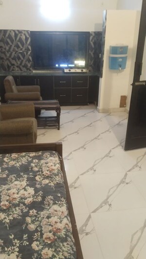 Kitchen in 1.5 BHK Builder Floor at Gomti Nagar – for Rent