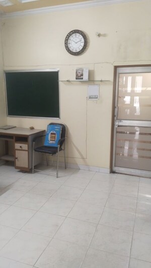 Parking in 1.5 BHK Builder Floor at Gomti Nagar – for Rent