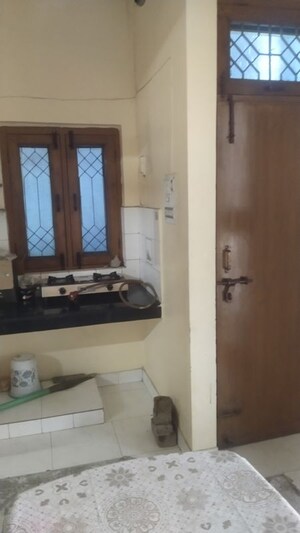 Kitchen in 1.5 BHK Builder Floor at Gomti Nagar – for Rent