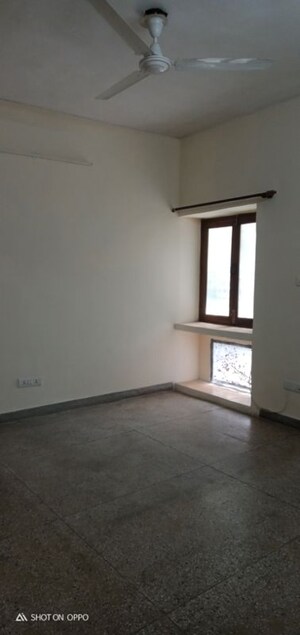 Room in 3 BHK Apartment at Vasant Kunj – for Rent